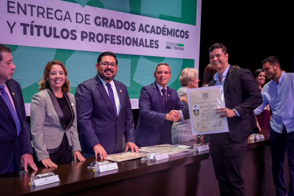Entrega UdeC títulos a 176 nuevos egresados_h