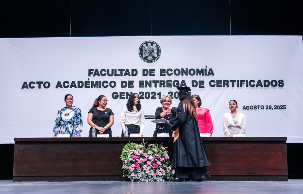 Entrega de 168 certificados en la Facultad de Economía_b