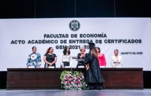 Entrega de 168 certificados en la Facultad de Economía_b