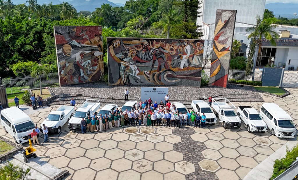 Entrega rector nuevo parque vehicular a dependencias universitarias