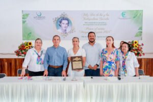 Entregan medalla Margarita Septién a egresados de la UdeC_Silvia