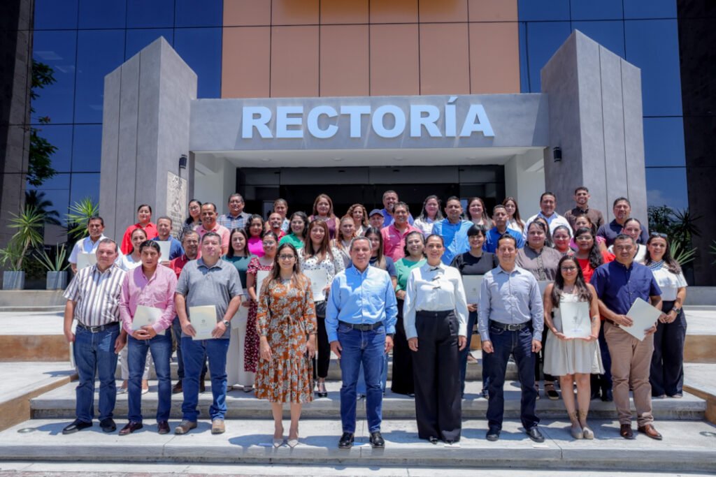 Reconoce UdeC a 45 trabajadores de confianza