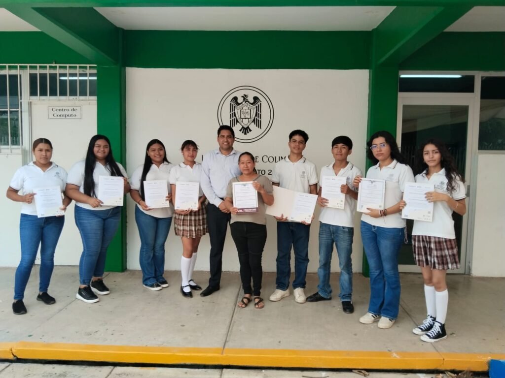 Reconocen a bachilleres de Ixtlahuacán por apoyar alfabetización de adultos