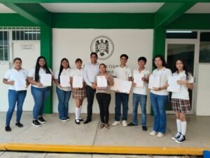 Reconocen a bachilleres de Ixtlahuacán por apoyar alfabetización de adultos