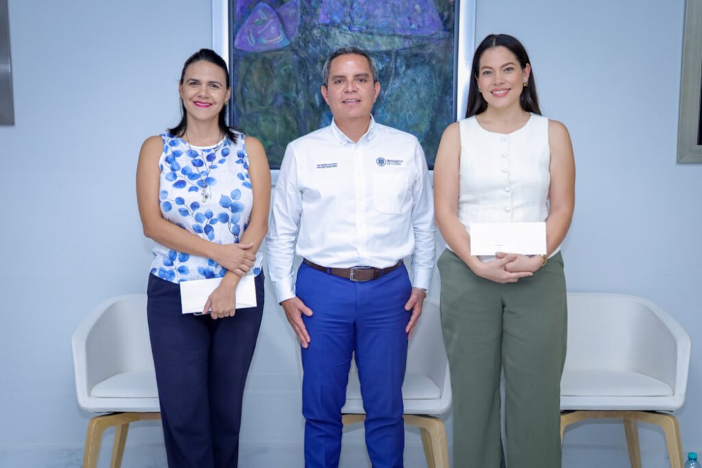 Rector entrega nombramientos a dos nuevas directoras