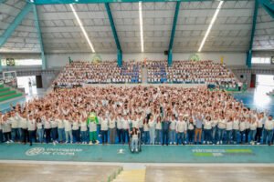 Rector participa en megafoto por los 47 años del Bach 4
