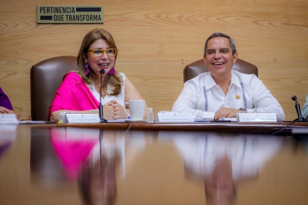 Reunión de trabajo con Carmen Enedina, directora del CENEVAL_a
