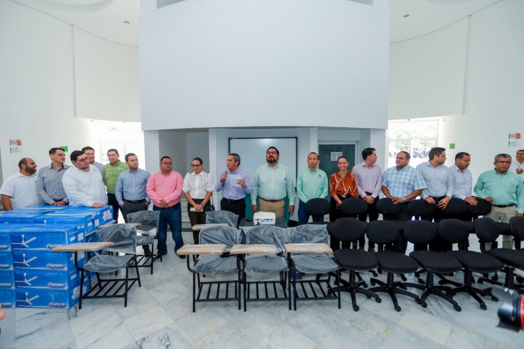 UdeC invierte más de 3 mdp en mobiliario y equipo para planteles de Tecomán_a