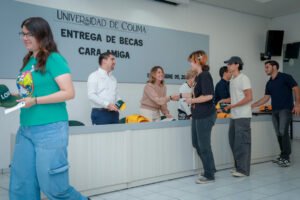 Entregan 217 becas Cara Amiga