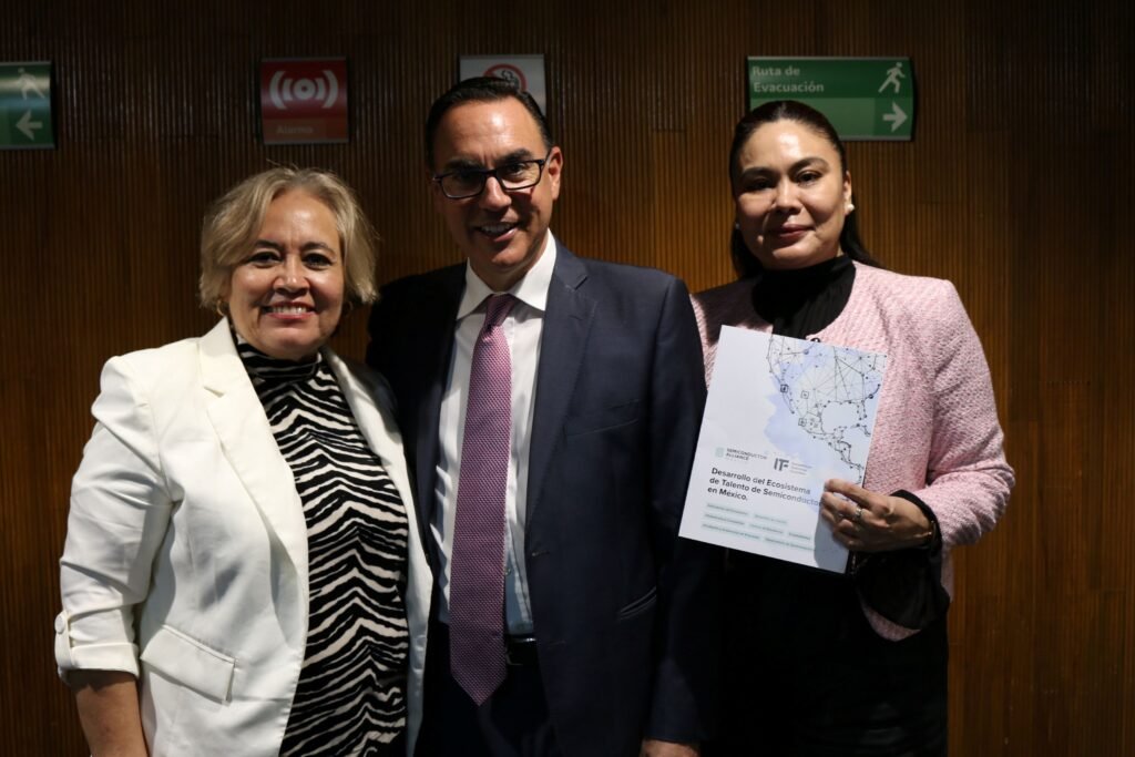 Funcionarias UdeC en reunión nacional de currículo y semiconductores_a