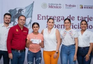 INDIRA VIZCAINO ENTREGA TARJETAS