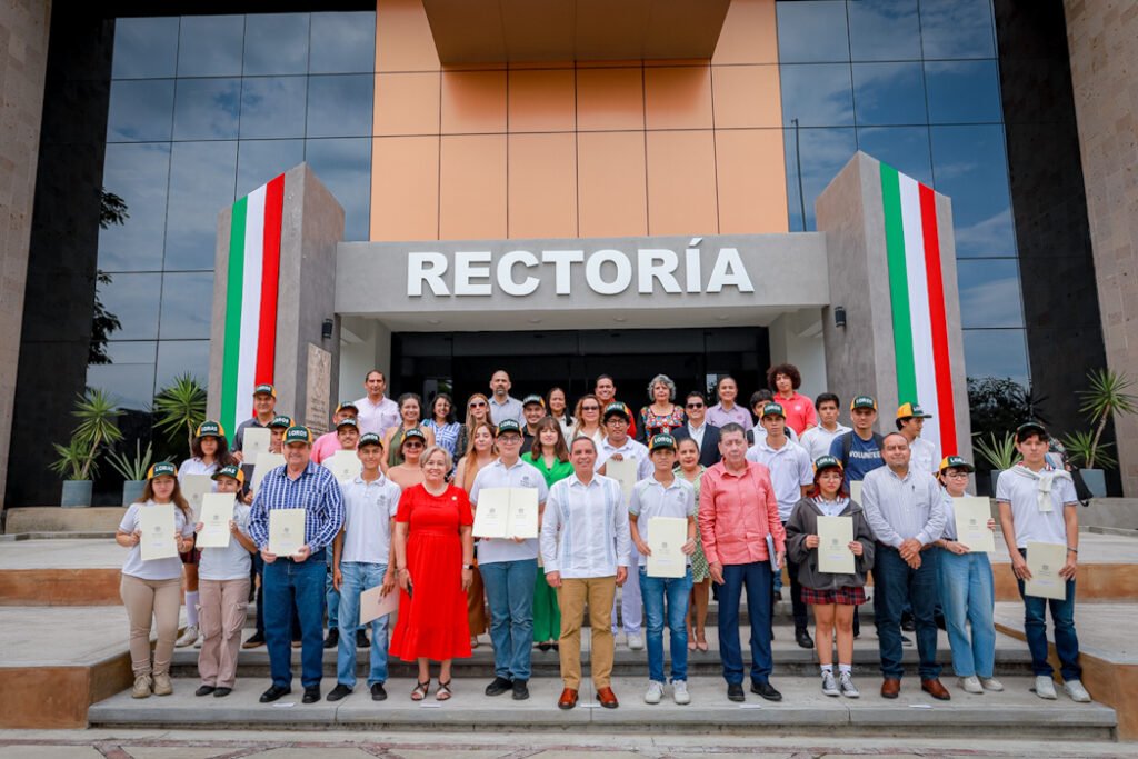 Reconocen a ganadores de concursos de conocimientos de prepa 2025