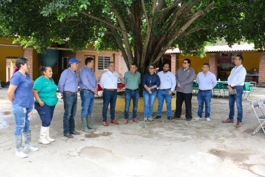 Rector y funcionarios visitan Rancho Porcícola “La Majada”_a
