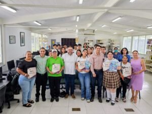 Bachilleres apoyan a que 5 adultos concluyan educación básica