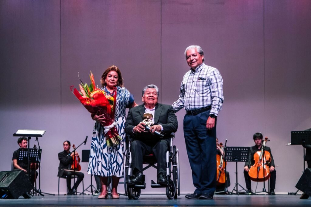 Celebran al maestro Mario Cortés por toda una vida cantando_b