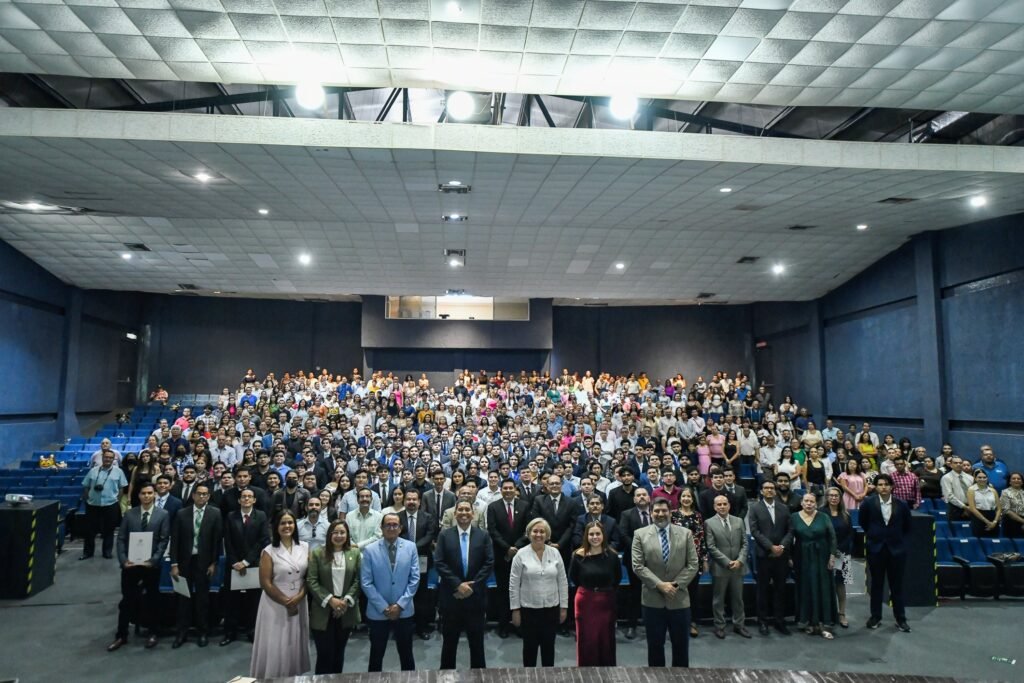 Concluyen estudios 125 expertos en tecnologías de internet y de información_d