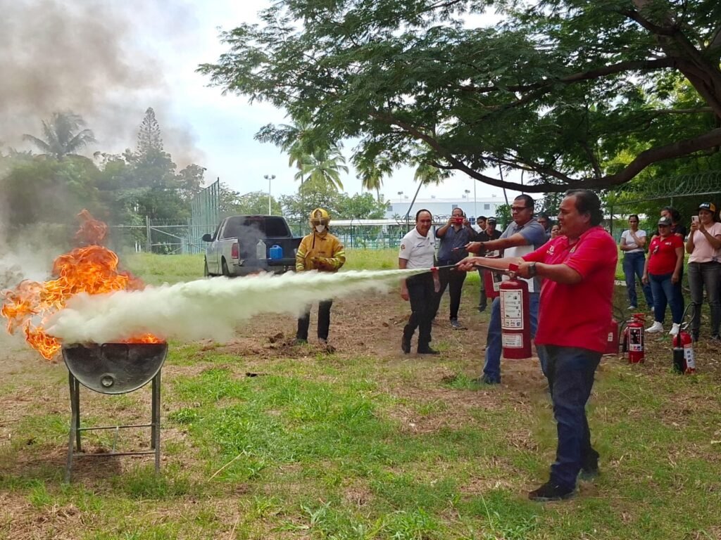 Dan curso contra incendios a brigadas de Protección Civil UdeC_a