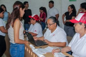 Entregan 8, 637 credenciales de identificación a estudiantes UdeC_b