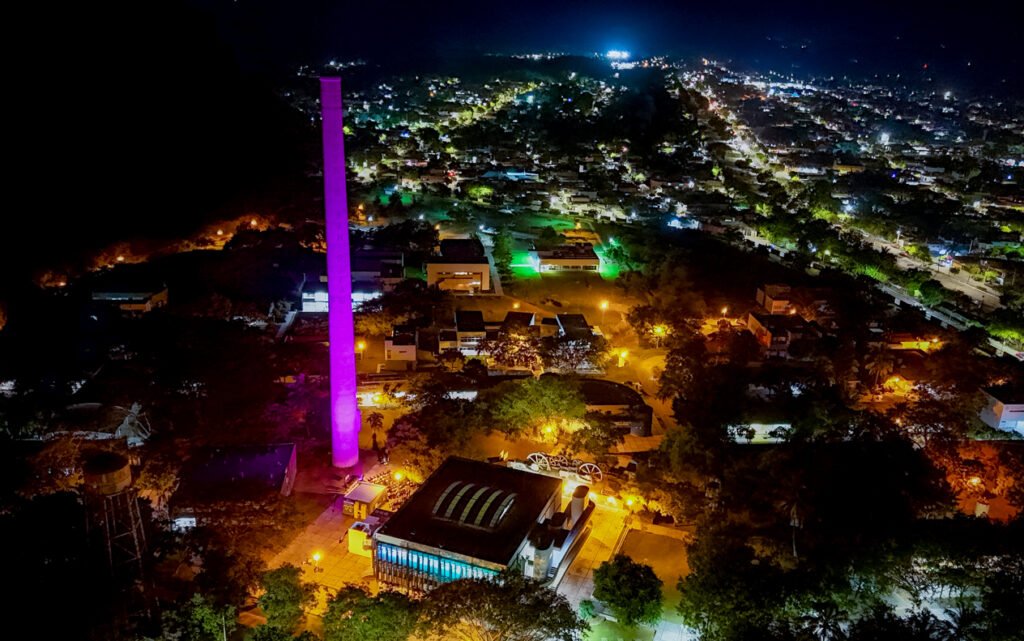 Iluminan de rosa el chacuaco del campus Coquimatlán