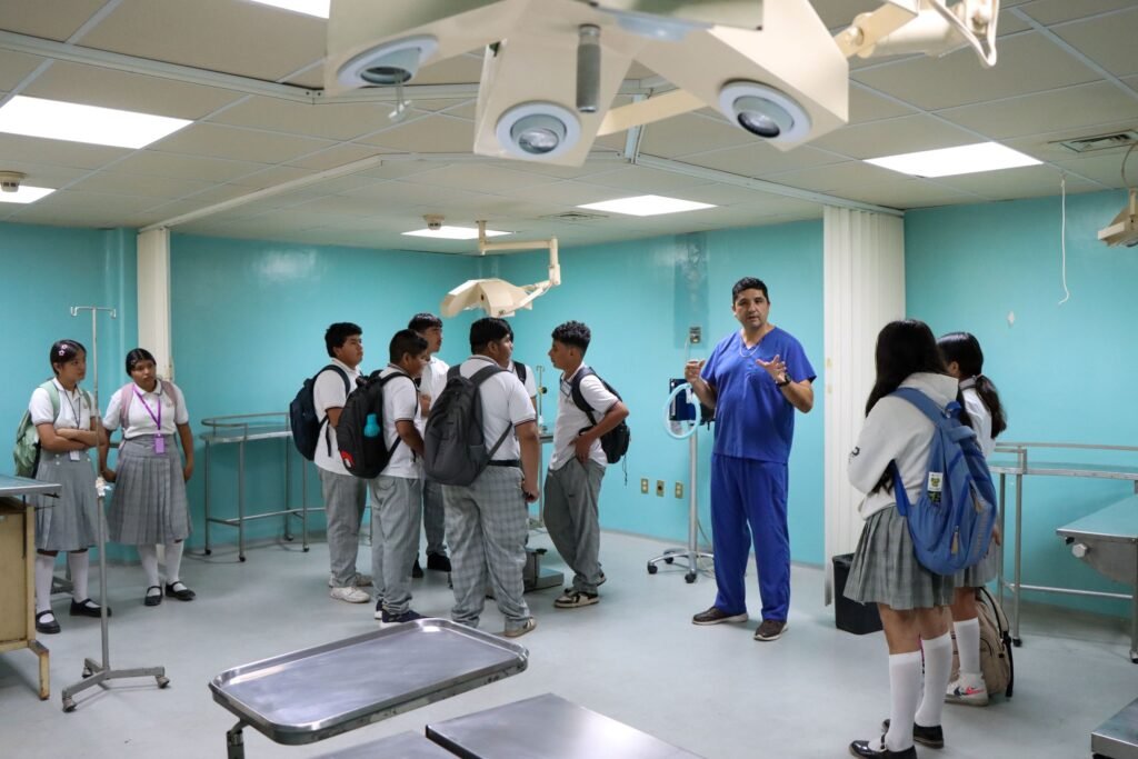 Alumnos de secundariaAdalberto Torres visitan campus Tecomán_d