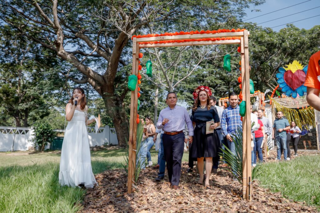 Danza Dorada Sobre_la Muerte en el Cóbano_i