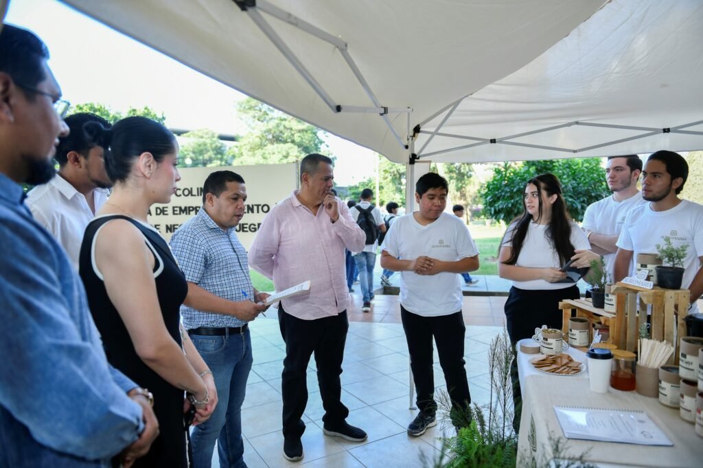 Muestran estudiantes FCA proyectos de emprendimiento