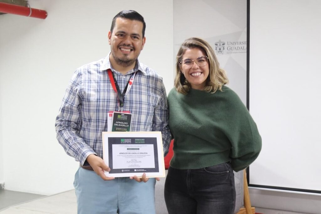 Académico UdeC imparte taller en Encuentro Internacional de Periodistas de FIL