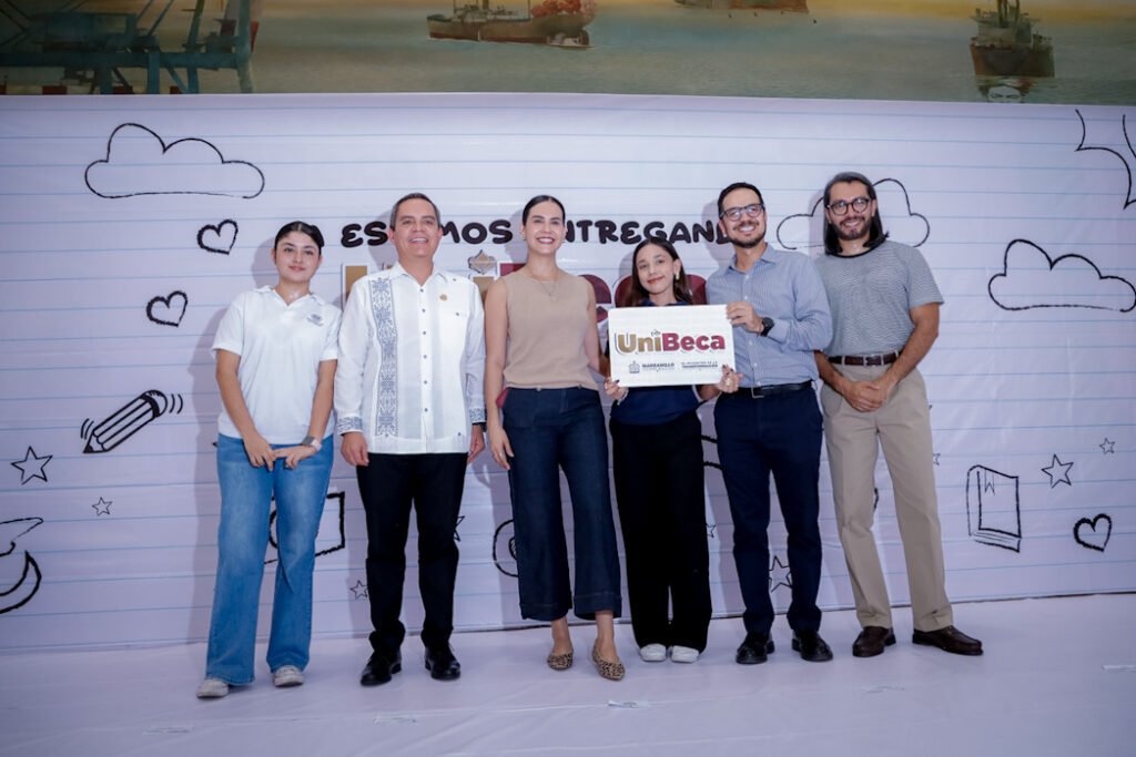 Beneficia a 764 jóvenes manzanillenses entrega de UniBecas