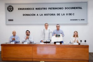 Carlos Salazar dona documentos a la UdeC_a