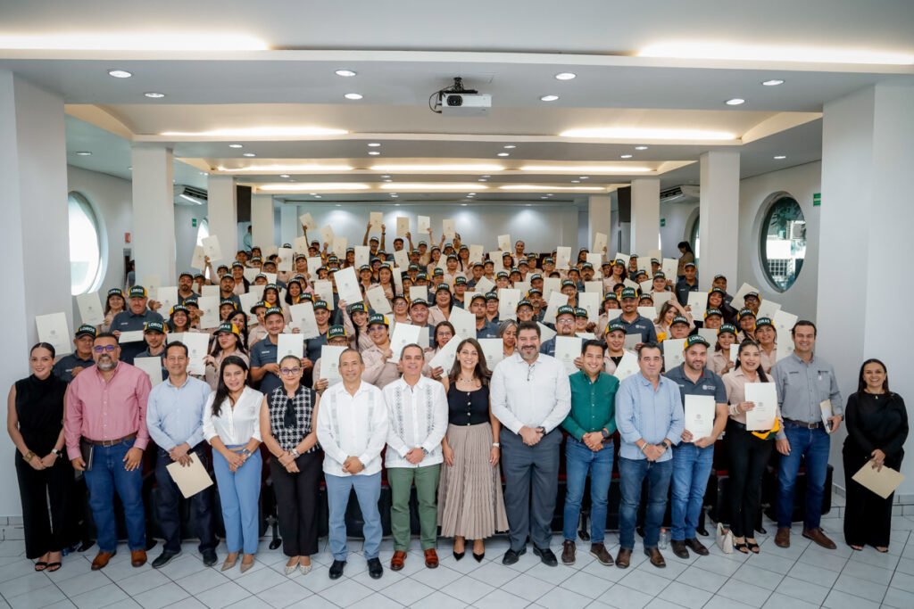 Entregan estímulos a personal secretarial y de servicios generales