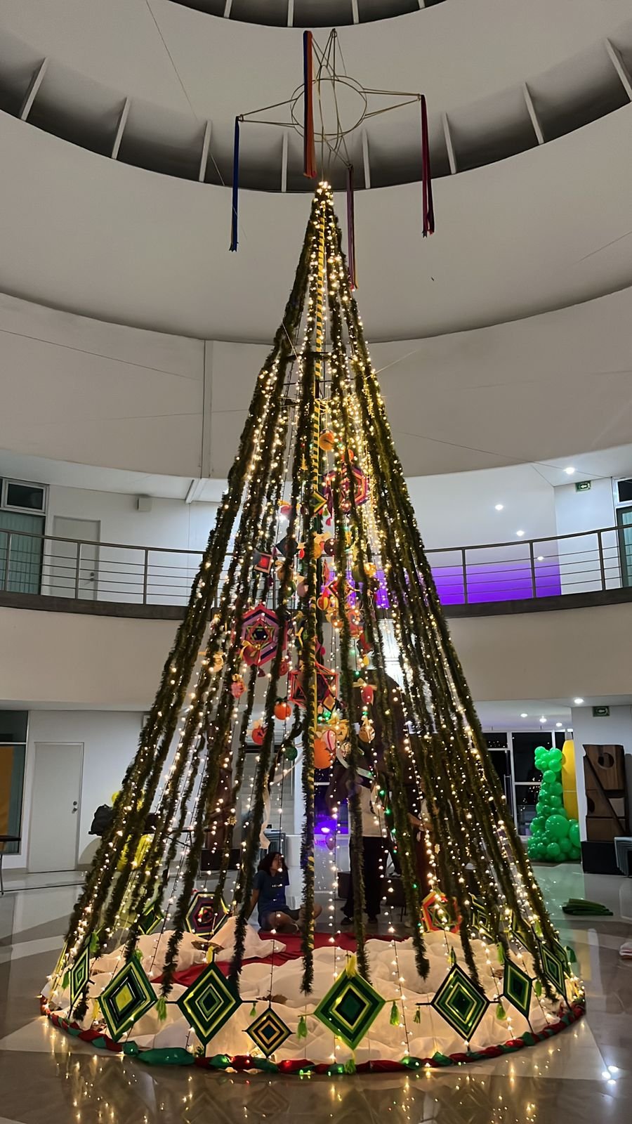 Estudiantes de Artes Visuales elaboran gran Ábol Navideño_b