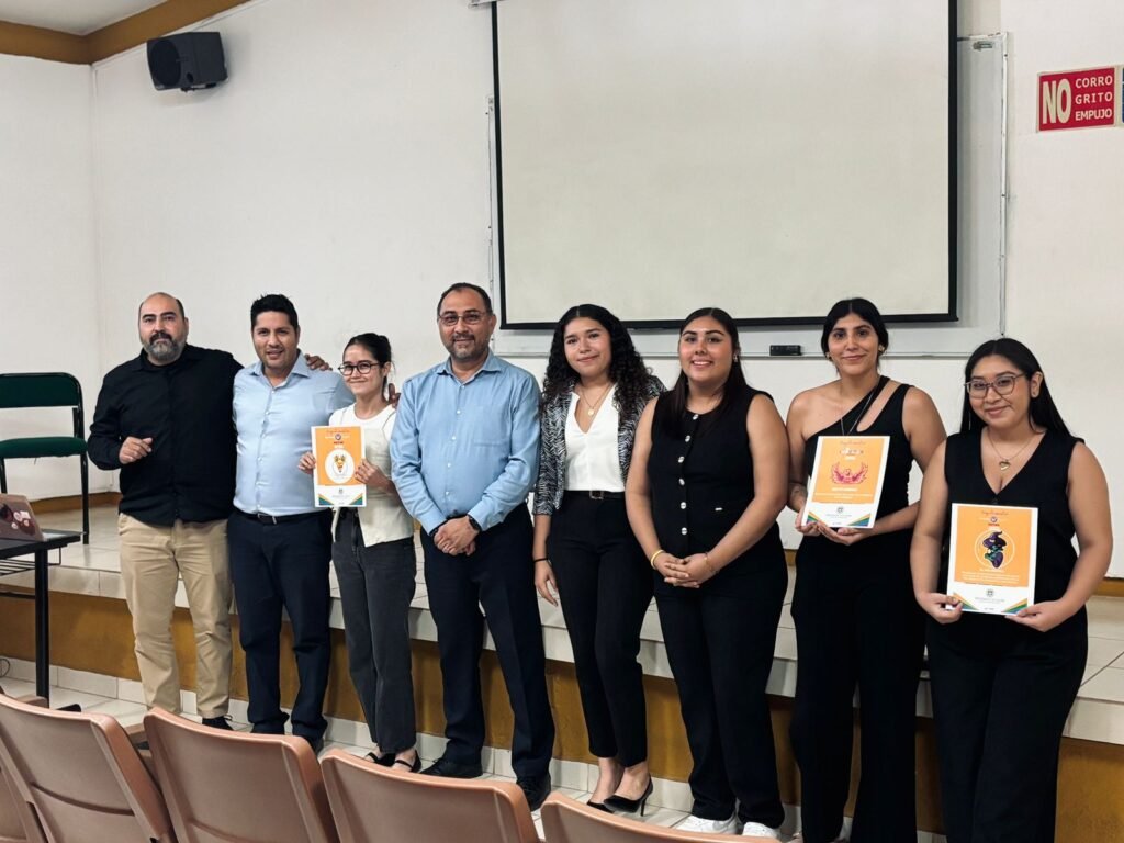 Estudiantes de Mercadotecnia trabajan proyectso de vinculación