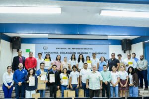Entregan reconocimientos a ganadores de concursos en bachilleratos