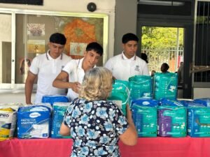 Bachilleres del 31 apoyan entrega de prótesis para adultos mayores