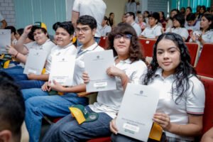 Entrega UdeC certificaciones en competencias digitales a 43 bachilleres_c