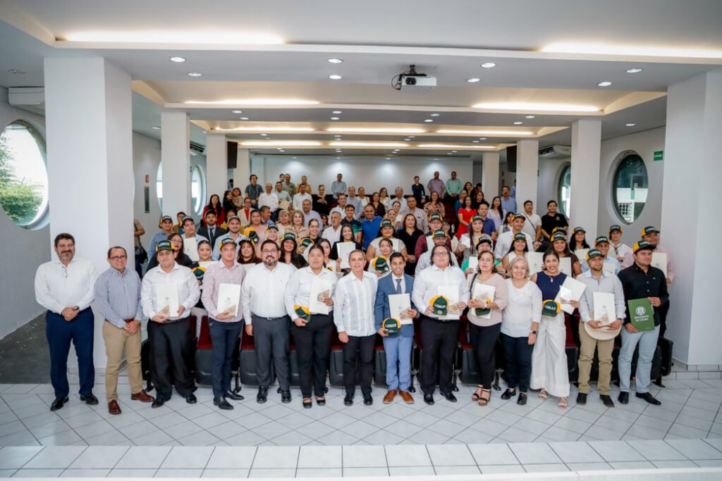 Reconocen a 74 egresados de excelencia EGEL_b