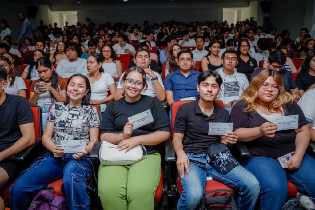Benefician UdeC y FEC a 400 jóvenes con la beca de transporte_g