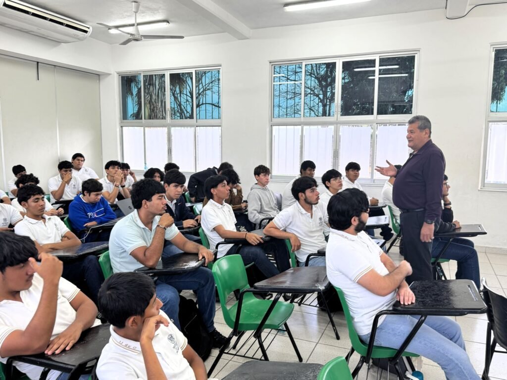 Charla con jóvenes del Bachillerato 7 sobre motivación y futuro_a