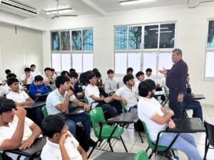 Charla con jóvenes del Bachillerato 7 sobre motivación y futuro_a