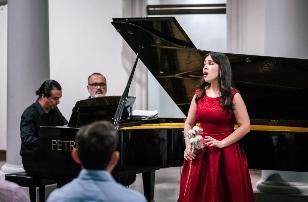 Deleitan al público estudiantes de la soprano Alejandrina Vázquez_e