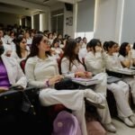 Dialogan sobre arte y envejecimiento con estudiantes de la Facultad de Medicina