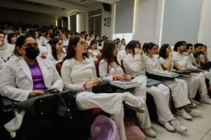 Dialogan sobre arte y envejecimiento en Facultad de Medicina