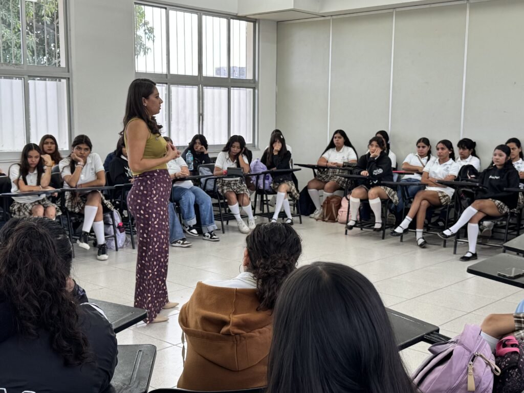 Dicta Priscilia Álvarez la conferencia Tu voz, tus decisiones, tu futuro_b