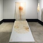 Con textiles, la artista Lulú Osnaya busca entender la relación humana con los materiales de ritos mortuorios