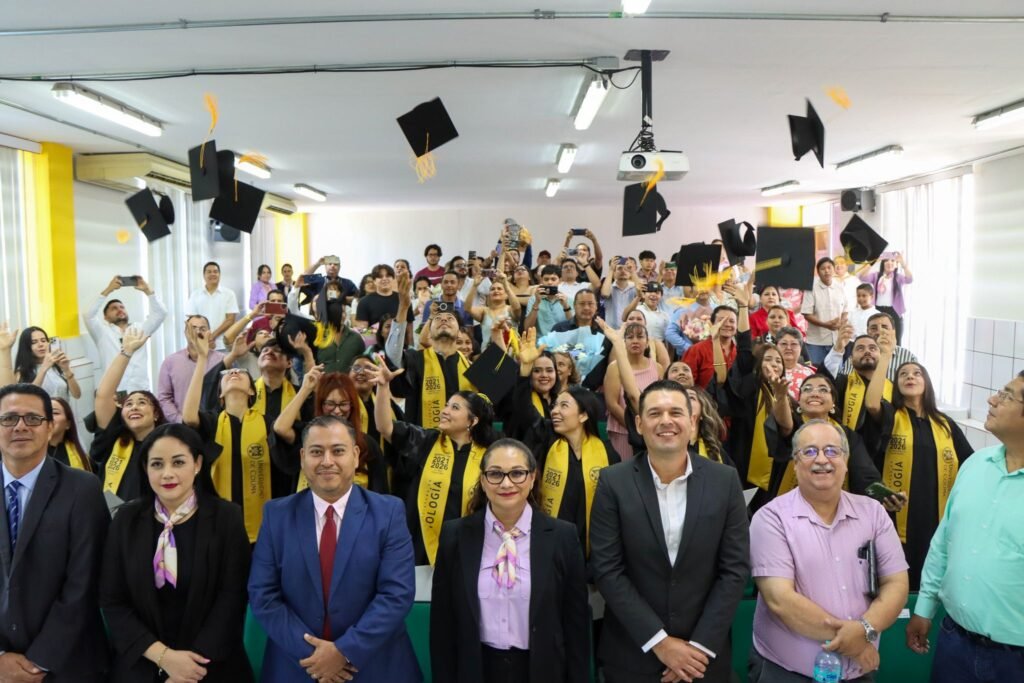 Reciben su certificado 18 nuevos profesionales en Biología