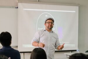 Reflexionan sobre convivencia humana y filosofía en Facultad de Derecho