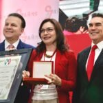 Mely Romero recibe presea nacional “Benito Juárez” al mérito republicano