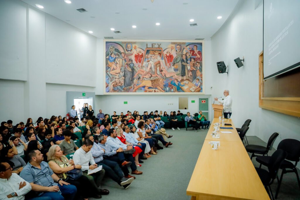 Dicta conferencia sobre reforma laboral J C Arredondo, rector UAA_d