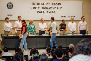 Entrega de becas UdeC Donativos y Cara Amiga