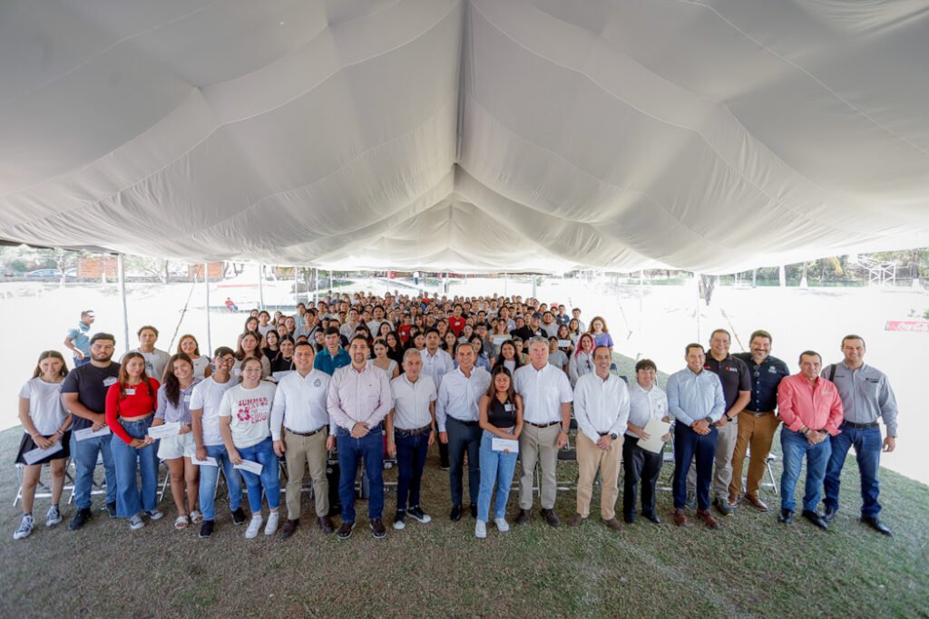 Entregan 200 becas Coca Cola Colima, edición 49_e